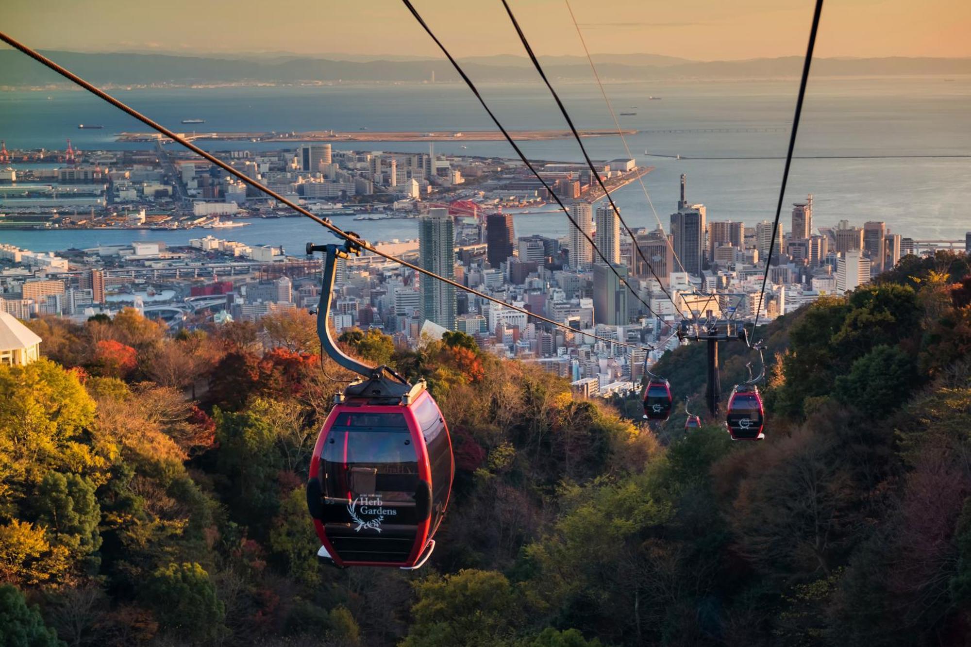 فندق آنا كراون بلازا كوبي كوبه المظهر الخارجي الصورة The cable car descending towards the city
