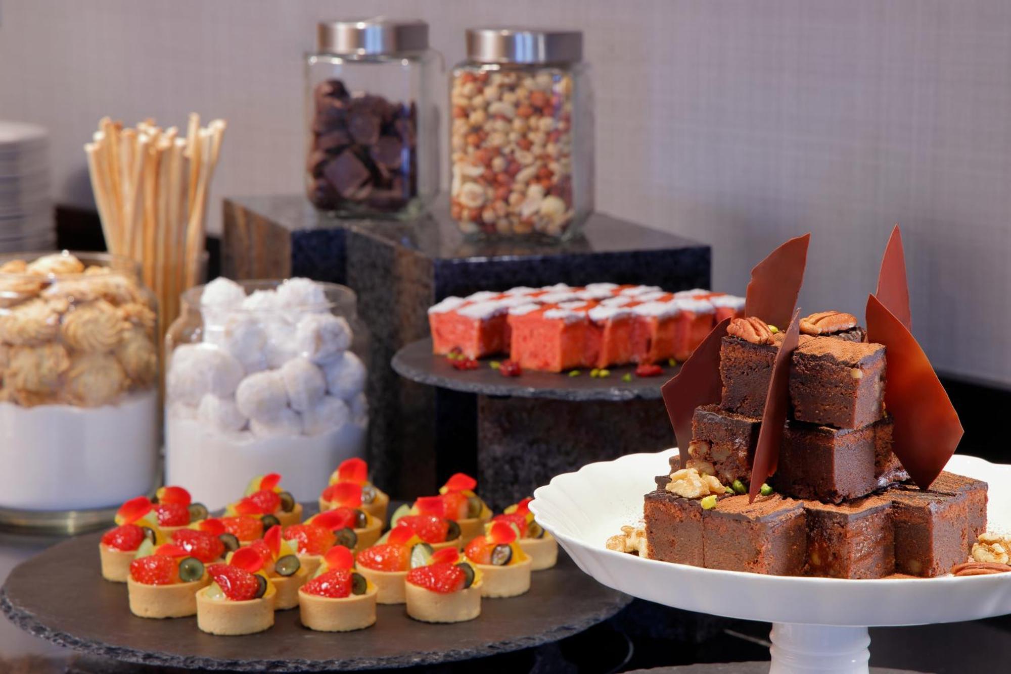 فندق آنا كراون بلازا كوبي كوبه المظهر الخارجي الصورة A selection of desserts