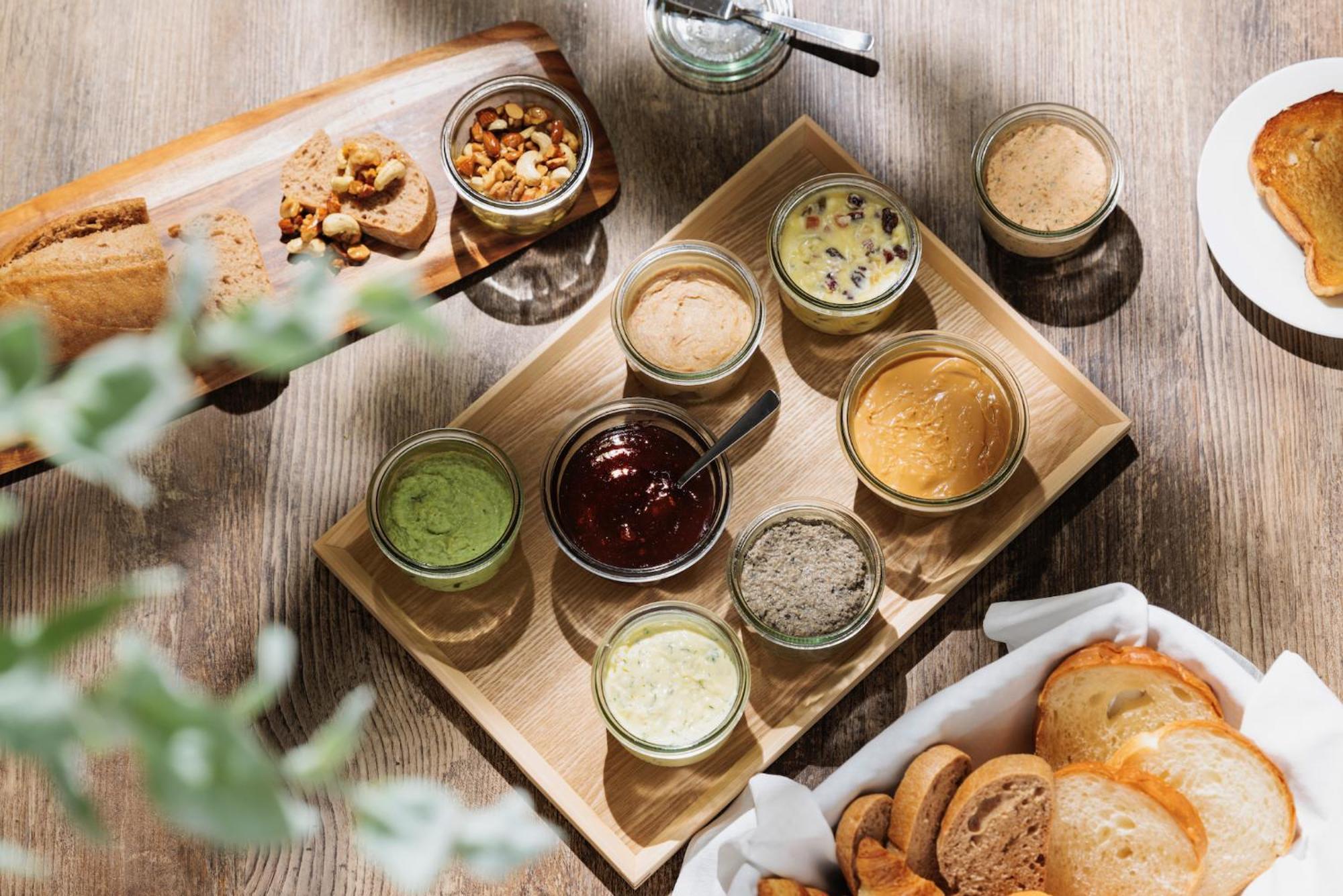 فندق آنا كراون بلازا كوبي كوبه المظهر الخارجي الصورة A selection of various dips