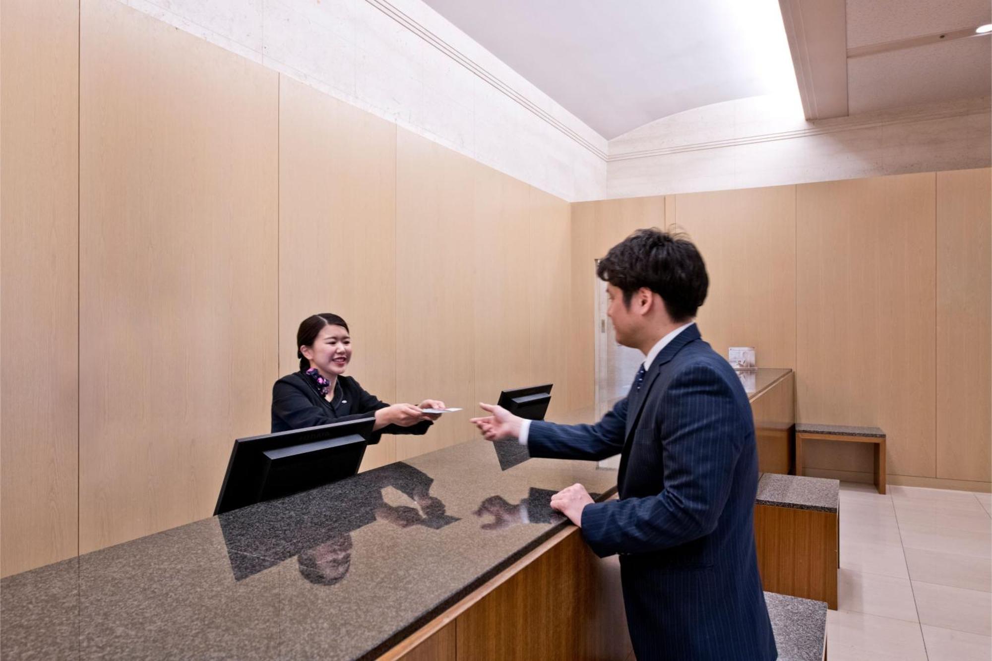 فندق آنا كراون بلازا كوبي كوبه المظهر الخارجي الصورة A hotel receptionist